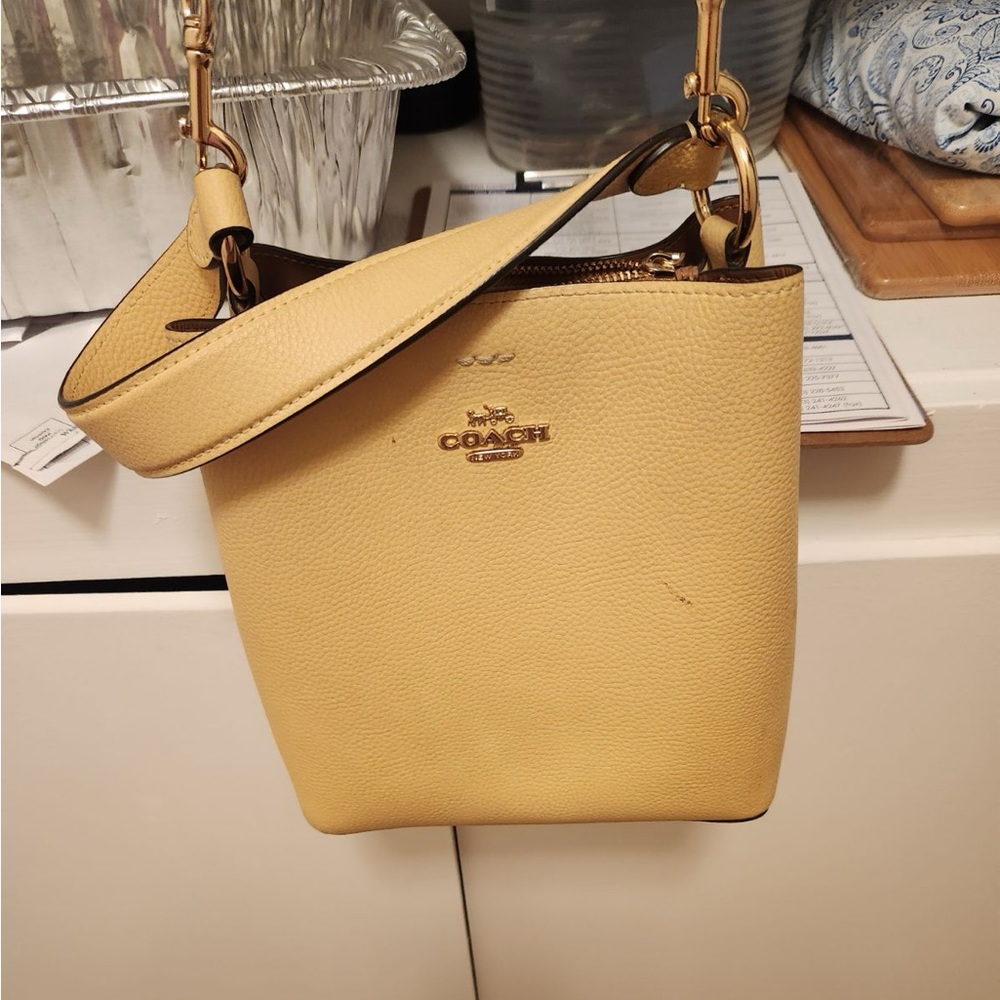 Pale yellow bucket purse